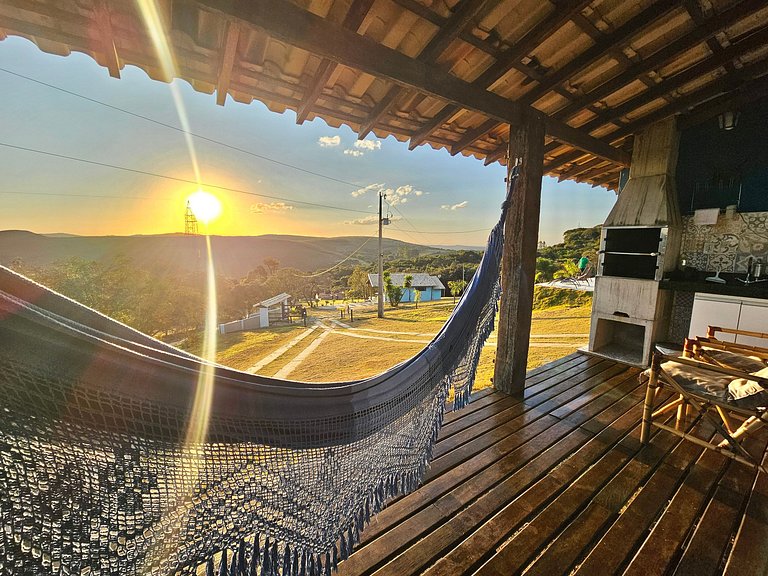Chalé na Serra com Piscina e Pôr-do-Sol Incrível