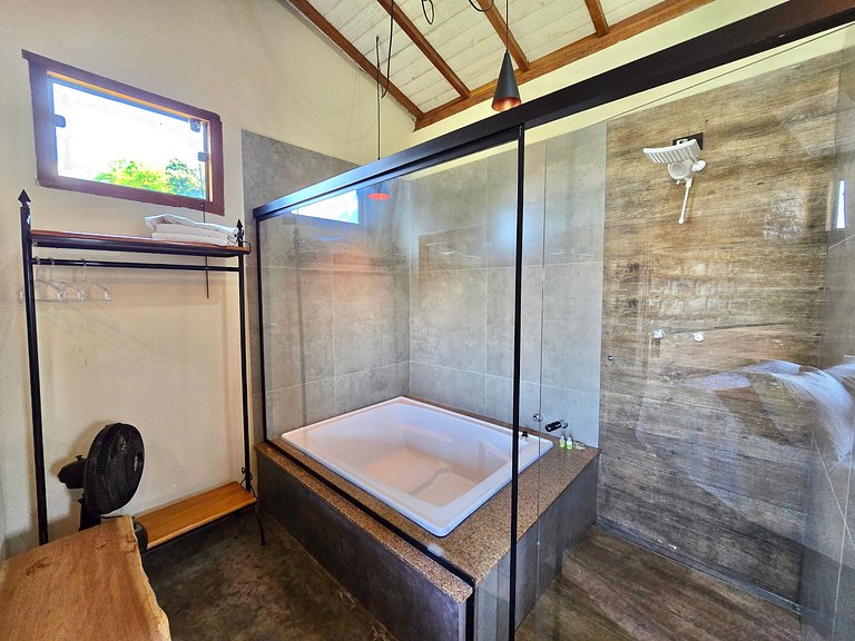 Com Banheira, Piscina e Vista das Montanhas