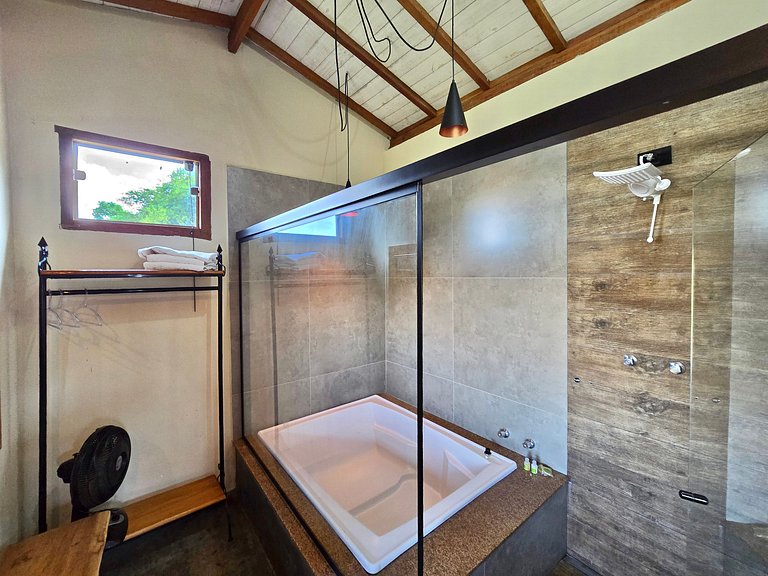 Com Banheira, Piscina e Vista das Montanhas
